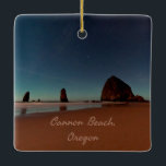 Ornement En Céramique Cannon Beach Oregon Haystack Rock<br><div class="desc">Cannon Beach Oregon Haystack RockBelle photo de plage nocturne avec étoiles sur l'océan.</div>