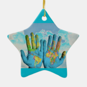 Ornement En Céramique Carte du monde peint en couleurs dans les mains, p