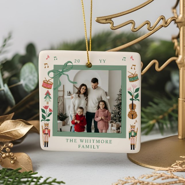 Ornement En Céramique Casse-noix moderne Bow Ribbon cadre photo (Modern Nutcracker Christmas Bow Ribbon Photo Frame Ceramic Ornament)