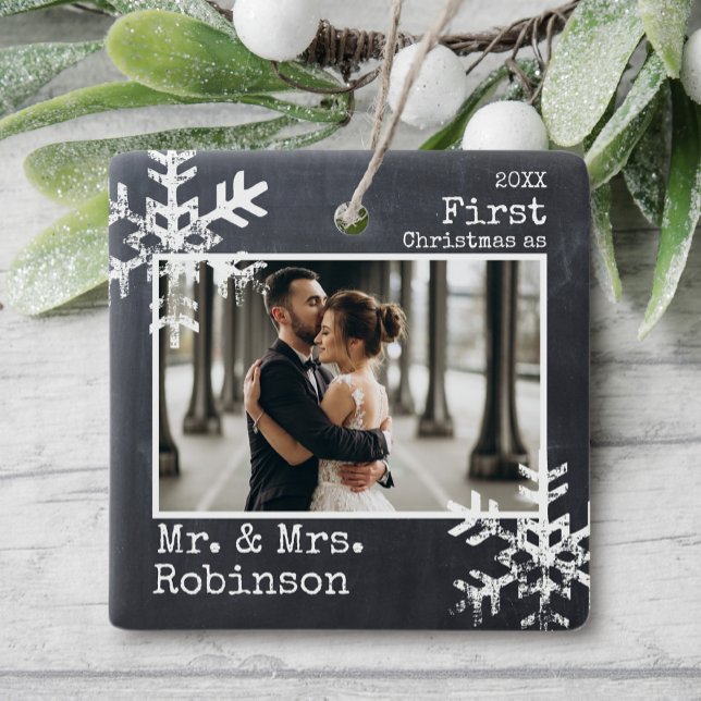 Ornement En Céramique Chalkboard 1er Noël M. & Mme Photo (Rustic snowflake family holiday keepsake photo ornament perfect for gifts to bring joy to others.)