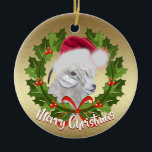 Ornement En Céramique CHAT Angora Chèvre Doe Santa Chape Noël<br><div class="desc">Magnifique Angora Chèvre Doe Peinture personnalisée par la chèvre de GetYerGoat™ Tout décoré dans son chapeau de Père Noël, entouré d'une couronne verte de Noël de Holly sur un arrière - plan d'or d'un côté et arrière - plan de Silver Bokeh de l'autre - Customisez le salut qui dit Joyeux...</div>