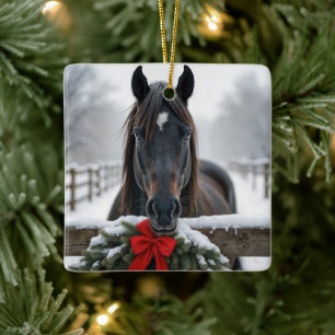 Ornement En Céramique Cheval de Noël avec une couronne sur une clôture