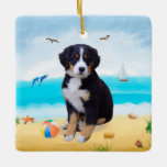 Ornement En Céramique Chien de montagne bernois sur la plage<br><div class="desc">Le chien de montagne bernois assis sur la plage est une idée cadeau parfaite pour quelqu'un qui aime cette race de chien.</div>