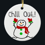 Ornement En Céramique Chill Out Snowman Keepsaké Orament<br><div class="desc">Un mignon bonhomme de neige avec un foulard rouge et des mitaines rouges et un texte qui dit "Chill Out!" sur un joli ornement de gardien de vacances de bonhomme de neige.</div>