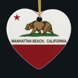 Ornement En Céramique coeur de Manhattan Beach de drapeau de la<br><div class="desc">Coeur de République de Manhattan Beach la Californie</div>
