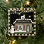 Ornement En Céramique Cottage primitif du Christ par Snowman<br><div class="desc">Les cotjours primitifs de Country Christmas avec des snowman primitifs. This country cottage is all decked out for the holidays with a Christmas tree,  primitive snowman,  christmas wreaths. A string of lit vintage string lights hang overhead Ornament est personalized. Le poison de This adorable ornament would make a lovely.</div>