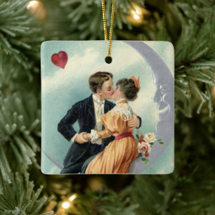 Ornement En Céramique Couple victorien vintage s'embrassant sur un crois