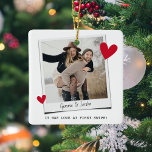 Ornement En Céramique Couples Love at First Swipe’ rencontre en ligne<br><div class="desc">Drôle cadeau personnalisé mignon pour un couple qui a rencontré par des rencontres en ligne! Design présente une photographie des lovebirds avec le texte "It was love at first swipe!",  leurs noms et un couple de coeurs rouges. Le design se répète de part et d'autre de l'ornement de noël.</div>