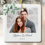 Ornement En Céramique Couples Photo Noël<br><div class="desc">Cet ornement de Noël Couples Photo est décoré avec un tatouage d'aquarelle et une typographie stylisée. Facilement personnalisable avec votre photo, nom et année. Utilisez l'outil de conception pour modifier la taille, le style ou la couleur du texte. Parce que nous créons notre oeuvre, vous ne trouverez pas cette image...</div>