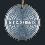 Ornement En Céramique Couvertures de trou NYC<br><div class="desc">NYC Streets Manhole Chemises, cadeaux et accessoires, apportés par Imagine That! Design situé au coeur de Manhattan, nous présentons notre design original d'une couverture de trou d'homme du début de New York avec les mots dans le centre, rue N.Y.C.. Ce design vintage cool est un cadeau parfait pour les New-Yorkais,...</div>