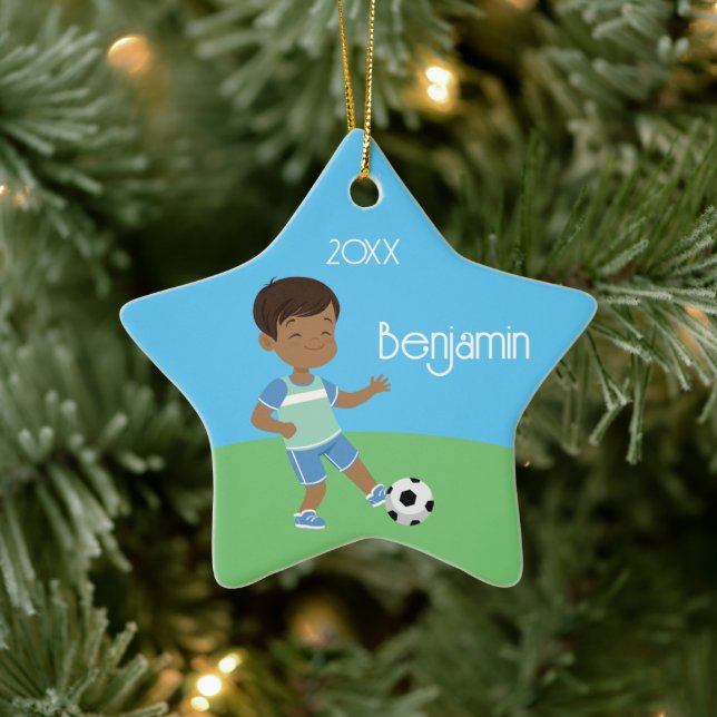 Ornement En Céramique Cute Black Boy Soccer Ceram de Noël personnalisé (Arbre)