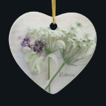 Ornement En Céramique Dentelle de la reine Anne avec script<br><div class="desc">Un ornement de coeur avec dentelle blanche de la reine Anne,  bougainvilliers blancs et de minuscules fleurs d'héliotrope sur l'ancienne écriture est merveilleux pour une demoiselle d'honneur ou un cadeau de fille de fleurs,  ou une faveur d'invité mariage.</div>