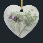 Ornement En Céramique Dentelle de la reine Anne avec script<br><div class="desc">Un ornement de coeur avec dentelle blanche de la reine Anne,  bougainvilliers blancs et de minuscules fleurs d'héliotrope sur l'ancienne écriture est merveilleux pour une demoiselle d'honneur ou un cadeau de fille de fleurs,  ou une faveur d'invité mariage.</div>
