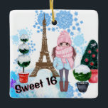 Ornement En Céramique Douceur personnalisée 16 Paris Winter Eiffel Tower<br><div class="desc">Ce magnifique décor de Noël à thème sweet sixteen parisien présente une superbe brune chic vêtue d'un adorable casquette et d'une écharpe avec l'expression "c'est un bébé d'hiver". La jeune fille se tient au milieu de topiaires enneigées décorées pour les vacances de Noël devant la Tour Eiffel. Le arrière -...</div>