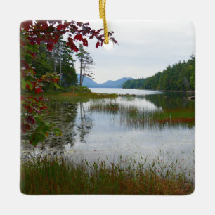 Ornement En Céramique Eagle Lake et feuilles de érable rouges II