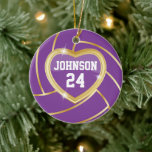 Ornement En Céramique Élégant 🏐 de violet et de volley-ball or<br><div class="desc">Joueur de volleyball Sport Ornement de Noël. Impressionnez votre joueur de volley-ball avec ce nom et ce numéro do-it-yourself dans un design violet et or pointu. REMARQUE : SEULEMENT CHANGER LES ZONES MODÈLES NÉCESSAIRES! 😀 Si nécessaire, vous pouvez supprimer le texte et commencer à ajouter le texte et la police...</div>