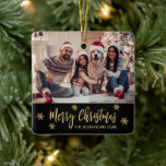 Ornement En Céramique Élégant flocon de neige noir et or photo Noël<br><div class="desc">Script moderne élégant Flocon de neige noir et or Photo Joyeux Script de Noël Ornement en céramique de vacances. En vedette un) texte modèle photo "Joyeux Noël". Le texte de salutation "Joyeux Noël" est écrit dans un magnifique script de police texturé à la main et autour de flocons d'or sur...</div>