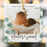 Ornement En Céramique Élégante verdure Joyeux et Marié Photo<br><div class="desc">Créez votre propre conservation mariage avec cet élégant ornement de verdure Joyeux et Marié Photo Vacances en céramique. Ce design moderne et chic présente des illustrations d'aquarelle aux branches d'eucalyptus et un cadre photo géométrique en faux or élégant. Ajoutez deux photos personnalisées à l'avant et à l'arrière, des noms nouvellement...</div>
