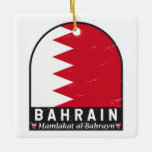 Ornement En Céramique Emblème du drapeau de Bahreïn Vintage<br><div class="desc">L'emblème en détresse de Bahreïn arborant le drapeau et les armoiries.</div>