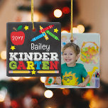 Ornement En Céramique Enfants de jardin d'enfants Keepsaké Chalk Colorée<br><div class="desc">La conception de l'ornement de jardin d'enfants comprend une pomme, une règle, des crayons et une typographie amusante et colorée ! Cliquez sur le bouton personnaliser pour plus d'options pour modifier le texte ! Des variantes de ce design, des couleurs supplémentaires, ainsi que des produits de coordination sont disponibles dans...</div>