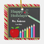 Ornement En Céramique Enseignant Joyeuses Vacances Chalkboard Apple<br><div class="desc">Cet ornement d'arbre de Noël comporte un tableau noir, une pomme rouge et des crayons de couleur. Le texte du tableau de bord dit : Joyeuses fêtes. Le texte personnalisable vous permet d'ajouter le nom de l'enseignant et votre propre nom. Le fait un cadeau de Noël fantastique pour un enseignant...</div>