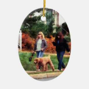 Ornement En Céramique Femmes promenant un chien