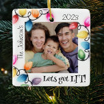 Ornement En Céramique Feux de Noël colorés Photo Noël<br><div class="desc">Envoyez votre fête de cette saison avec un ornement de Noël personnalisé "Lets Get Lit" ! Avec un affichage lumineux et audacieux des lumières entourant votre photo de famille, votre nom et votre année, ce ornement est sûr de faire une impression durable. Mettez la touche finale parfaite sur vos vacances...</div>