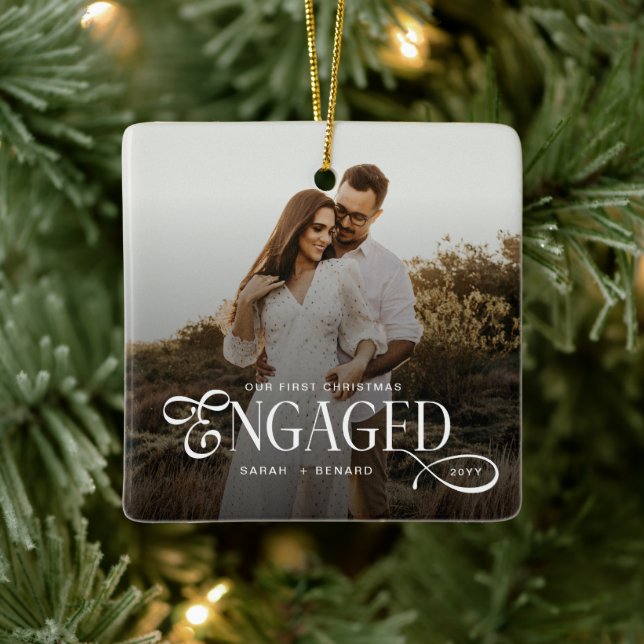 Ornement En Céramique First Christmas Engaged  Chic Couples Photo (Arbre)