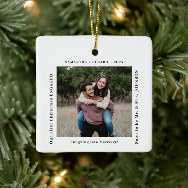 Ornement En Céramique First Christmas Engaged Couples Photo (Arbre)