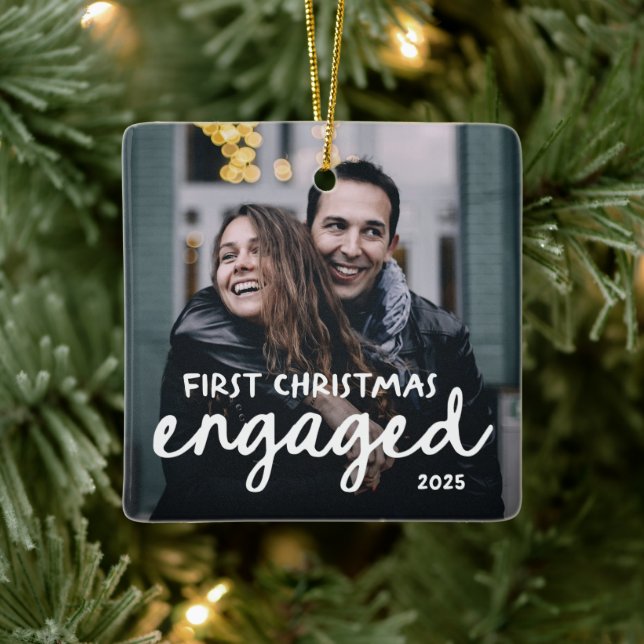 Ornement En Céramique First Christmas Engaged | Hand-Drawn Lettering (Arbre)