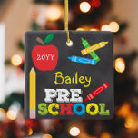 Ornement En Céramique Gardien de l'école maternelle Tableau noir Enfants<br><div class="desc">La conception ornementale pré-K comprend une pomme, une règle, des crayons et une typographie amusante et colorée ! Cliquez sur le bouton personnaliser pour plus d'options pour modifier le texte ! Des variantes de ce design, des couleurs supplémentaires, ainsi que des produits de coordination sont disponibles dans notre boutique, zazzle.com/store/doodlelulu....</div>