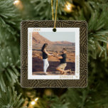 Ornement En Céramique Gold et Black Photo<br><div class="desc">Votre photo préférée est présentée sur un ornement en céramique carré avec des lignes or et des points motif sur le noir. Personnalisez et téléchargez votre propre image pour créer des ornements d'arbre de Noël pour vous-même ou offrez-en un cadeau à votre famille, vos amis, vos parents et vos grands-parents!...</div>