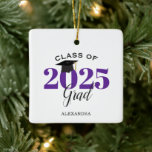 Ornement En Céramique Graduate Class of 2025 Modern Purple<br><div class="desc">Cet ornement de Noël est un cadeau parfait pour la classe de 2025 diplômé. Le design présente l'année en violet avec un casquette de graduation en mortier. Personnalisez avec le nom du diplômé.</div>