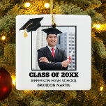 Ornement En Céramique Graduation personnalisée Portrait supérieur Photo<br><div class="desc">Ce vêtement de Noël de fin d'études supérieures personnalisé présente votre photo de graduation sous un casquette noir. Personnalisez avec votre année de classe,  l'école et le nom d'un grand cadeau pour un étudiant diplômé.</div>