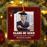 Ornement En Céramique Graduation sur mesure Maroon photo principale 2025<br><div class="desc">Ce vêtement de Noël marron rouge pour les diplômés de deuxième cycle personnalisé présente votre photo de graduation sous un casquette noir. Personnalisez avec votre année de classe,  l'école et le nom d'un grand cadeau pour un étudiant diplômé.</div>