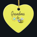 Ornement En Céramique Grand-mère à Bee<br><div class="desc">Surprenez une future grand-mère avec ce joyeux ornement de chemise "grand-mère à abeille". Sur le dos il fait la faire-part "nous attendons"</div>