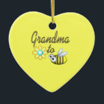 Ornement En Céramique Grand-mère à Bee<br><div class="desc">Surprenez une future grand-mère avec ce joyeux ornement de chemise "grand-mère à abeille". Sur le dos il fait la faire-part "nous attendons"</div>