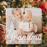 Ornement En Céramique Grand-mère chic moderne Noël<br><div class="desc">Design est composé de typographie chic moderne avec sans serif et serif police. Ajoutez une photo personnalisée de grand-mère et de l'année.</div>