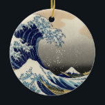 Ornement En Céramique Grande vague de Kanagawa Oriental Fine Art<br><div class="desc">L'aquarelle vintage de ce que certains disent être une vague marémotrice sur le point de frapper le rivage du Japon alors que les pêcheurs essaient de s'échapper dans leurs bateaux. Le mont Fuji est en arrière - plan.</div>