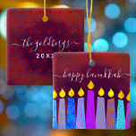Ornement En Céramique Hanoukka Menorah bougies Nom du script Red Keepsak<br><div class="desc">"Bonne Hanoukka." Une illustration ludique, moderne et artistique de bougies motifs de boho vous aide à inaugurer le séjour de Hanoukka dans le style. Des bougies bleues assorties de motifs de fausse feuille colorés recouvrent un arrière - plan à la texture orange vif et riche. Sur le dos, personnalisez avec...</div>