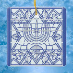 Ornement En Céramique Hanoukka Menorah heureux et l'étoile de David<br><div class="desc">.Célébrez huit jours et huit nuits du Festival des lumières avec des cartes Hanoukka et des cadeaux. La fête des lumières est ici. Allumez la menorah, jouez avec le dreidel et festoyez sur les latkes et les sufganiyots. Célébrez l'esprit d'Hanoukka avec vos amis, votre famille et vos proches en leur...</div>