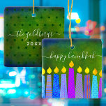 Ornement En Céramique Hanoukka Menorah Nom du script de bougie Garde ver<br><div class="desc">"Bonne Hanoukka." Une illustration ludique, moderne et artistique de bougies motifs de boho vous aide à inaugurer le séjour de Hanoukka dans le style. Des bougies bleues assorties de motifs de fausse feuille colorés recouvrent un arrière - plan texturé vert profond et riche. Sur le dos, personnalisez avec votre nom...</div>