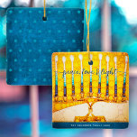 Ornement En Céramique Hanoukka Peace Love Light, Menorah Jaune Keepsaké<br><div class="desc">"Paix, amour et lumière." Un gros plan photo numérique illustration d'une menorah d'art brillante, colorée, jaune et or, avec votre nom personnalisé, vous aide à inaugurer les vacances d'Hanoukka dans le style. Sur le dos, une minuscule étoile bleue de David motif recouvre un arrière - plan bleu turquoise texturé. Sentez...</div>