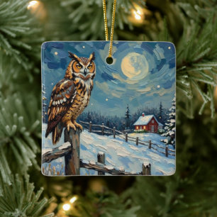 Ornement En Céramique Hibou vintage sur une clôture au-dessus d'un champ