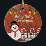 Ornement En Céramique Holly Jolly Snowman CUSTOM<br><div class="desc">Disponible dans les produits de boulangerie, les ornements, jeter la couverture, ouvre-bouteille, lumière de nuit, plateau de gâteau, serviettes, marque - verre, plateau de service, étiquettes de adresse, étiquettes de nom, toppers de gâteau, cartes postales, affiches, écharpes de cou, planche à découper, panneau de cour, prospectus, dessous de verre, magnets,...</div>