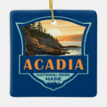 Ornement En Céramique Illustration du parc national Acadia Insigne rétro<br><div class="desc">Conception d'oeuvres d'art vectorielles acadiennes. Le parc national Acadia se trouve principalement sur l'île du désert du mont du Maine. Son paysage est marqué par des bois,  des plages rocheuses et des pics de granit sculptés par des glaciers comme le mont Cadillac.</div>