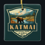 Ornement En Céramique Illustration du parc national de Katmai Badge rétr<br><div class="desc">Création d'oeuvres vectorielles Katmai. La Vallée des Dix Mille Fumées est une zone de coulées de lave et de cendres formées par une éruption volcanique massive</div>