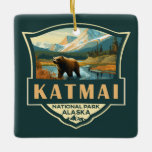 Ornement En Céramique Illustration du parc national de Katmai Badge rétr<br><div class="desc">Création d'oeuvres vectorielles Katmai. La Vallée des Dix Mille Fumées est une zone de coulées de lave et de cendres formées par une éruption volcanique massive</div>
