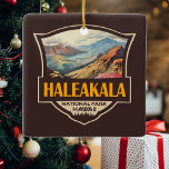 Ornement En Céramique Illustration du parc national Haleakala Badge rétr<br><div class="desc">Design d'art vectoriel Haleakala. Le parc porte le nom de Haleakalā,  un volcan endormi à l'intérieur de ses limites.</div>