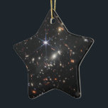 Ornement En Céramique Image infrarouge la plus profonde de l'univers | J<br><div class="desc">L'image infrarouge la plus profonde de l'Univers (Galaxy Cluster SMACS 0723) prise par le télescope spatial James Webb Near-Infrared Camera (NIRCam) en 12.5 heures et dévoilée le 11 juillet 2022. L'amas de galaxies (comme il y a 4, 6 milliards d'années) agit comme une lentille gravitationnelle et donne l'occasion de voir...</div>